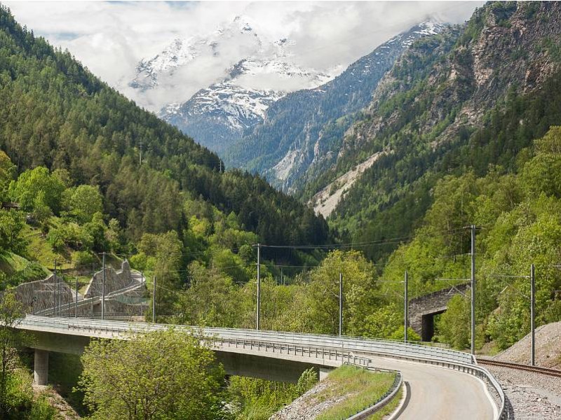 VOŽNJA Z GLACIER EXPRESS VLAKOM IN ŠVICARSKE ALPE